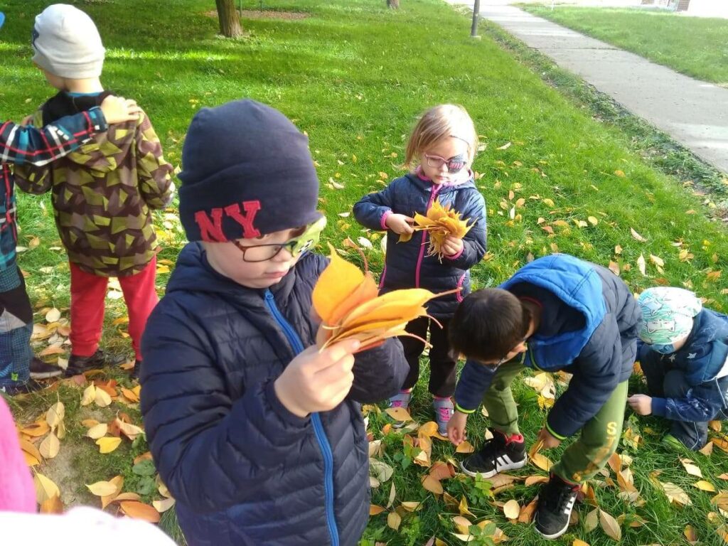 děti sbírají podzimní listí