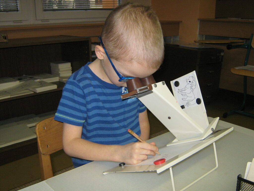 dítě a optický přístroj